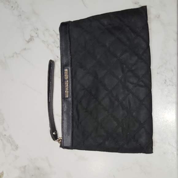 MICHAEL KORS ~ Kieran Quilted XL Zip Clutch - Picture 1 of 6